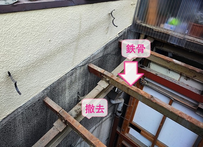物置屋根の雨漏り修理で既存の波型スレートを撤去している様子