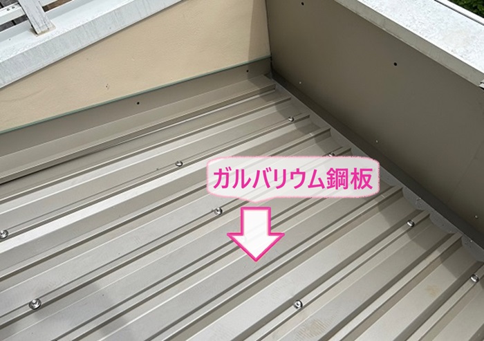 物置屋根の雨漏り修理で新しいガルバリウム鋼板製の屋根材を葺いている様子
