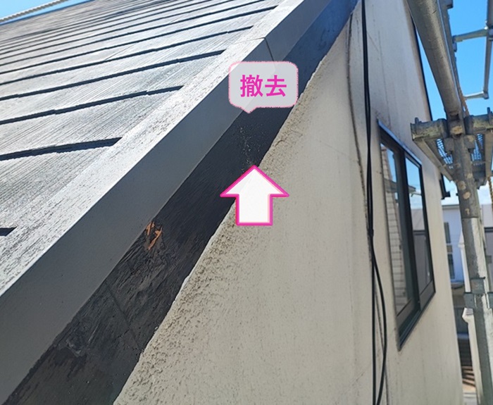 台風対策で補強工事する既存の破風板を撤去している様子