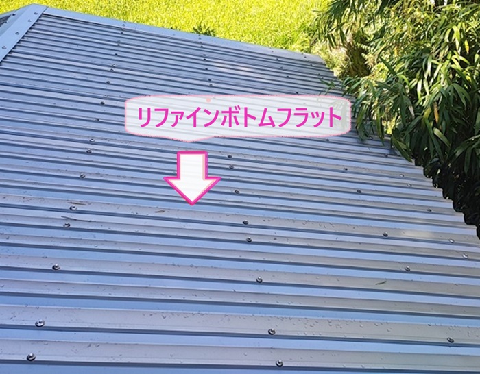 古い農業倉庫のリフォームで新しい屋根のリファインボトムフラットを貼っている様子