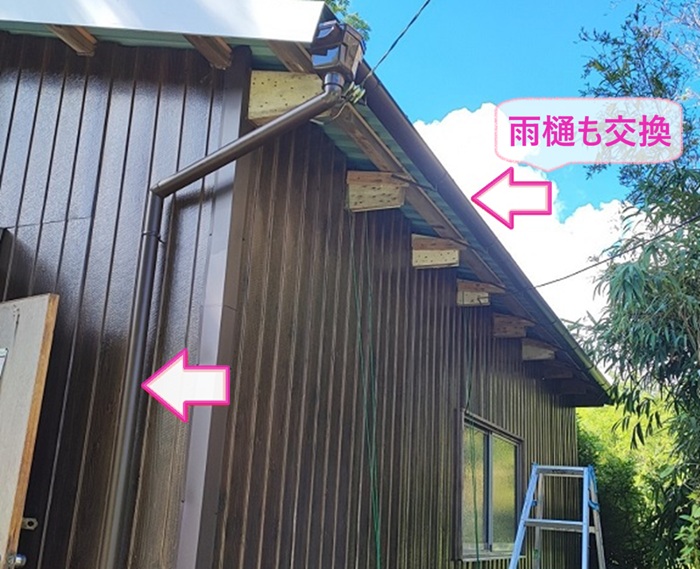 古い農業倉庫のリフォームで新しい雨樋に取り替えた様子