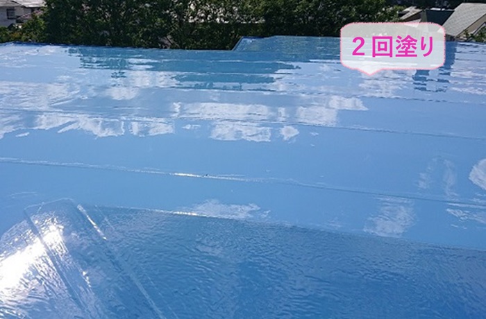 屋上塩ビシート防水の改修工事で田島オルタックエースを２回塗りしている様子