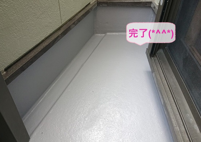 高砂市でタフシールトップを用いて塗膜の剝がれたFRP防水のメンテナンスが完了した現場の様子