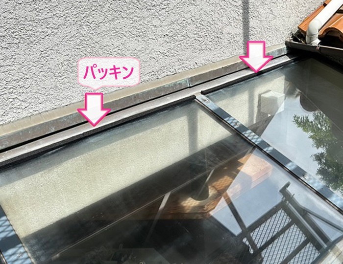 ルーフウィンドウから雨漏り補修で新しいパッキンを取り付けている様子