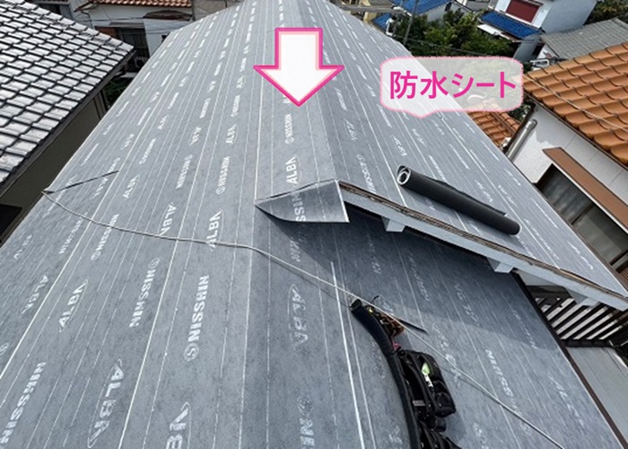 屋根の軽量化リフォームで防水シートを貼っている様子