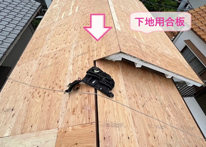 屋根の軽量化リフォームで下地用合板を貼っている様子