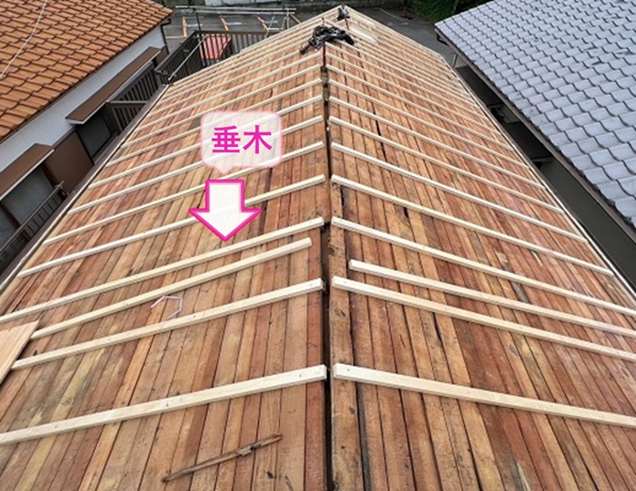 屋根の軽量化リフォームで既存の瓦屋根を撤去して垂木を取り付けている様子