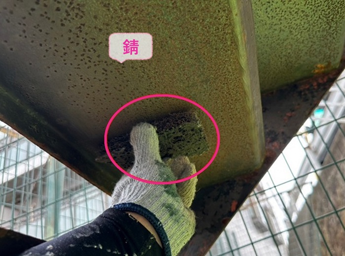 鉄骨製の外階段の塗り替えで錆びてる裏側もケレンしてる様子
