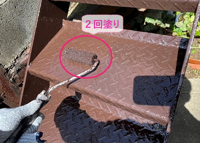 鉄骨製の外階段の塗り替えでファインパーフェクトを2回塗りしている様子