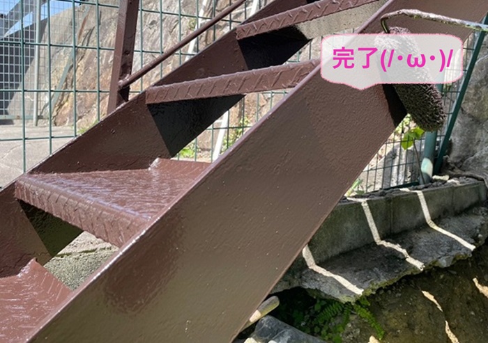 神戸市垂水区でファインパーフェクトトップをして鉄骨製の外階段の塗り替えが完了した現場の様子