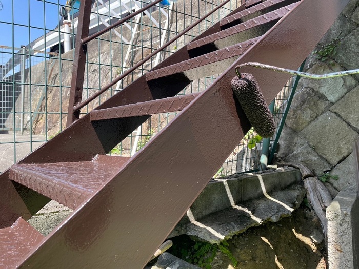 神戸市垂水区で錆びた鉄骨階段を塗装した後の様子