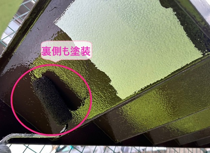 鉄骨製の外階段の塗り替えでファインパーフェクトトップを裏側にも塗っている様子