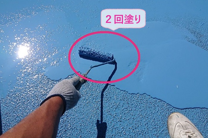 たつの市のウレタン防水工事で田島オルタックエースを２回塗りしている様子