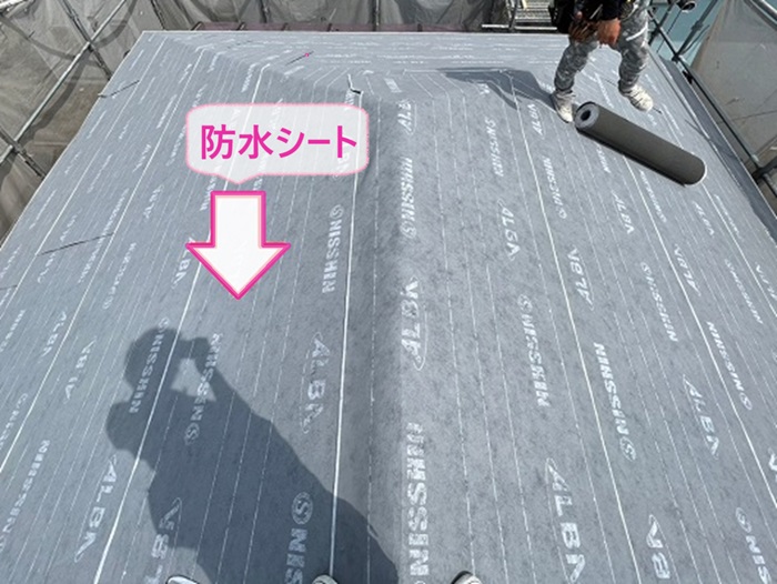 陶器瓦の葺き替え工事で防水シートを貼っている様子