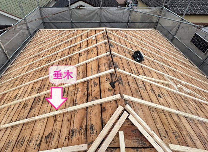 葺き替え工事の屋根下地補強で垂木を取り付けている様子