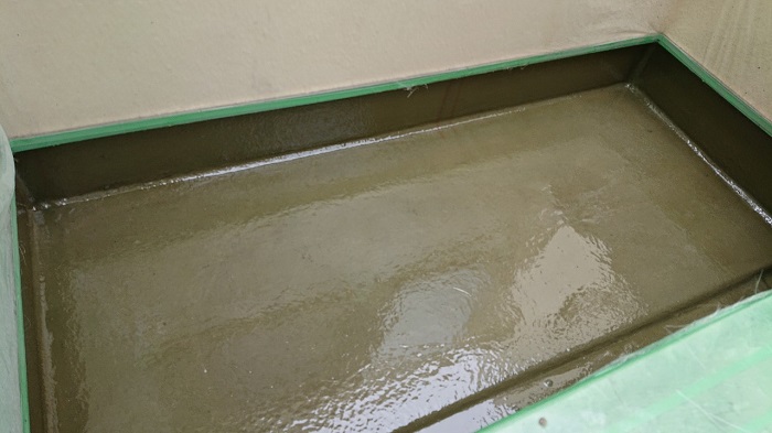 ベランダ床FRP防水工事の中塗り完了