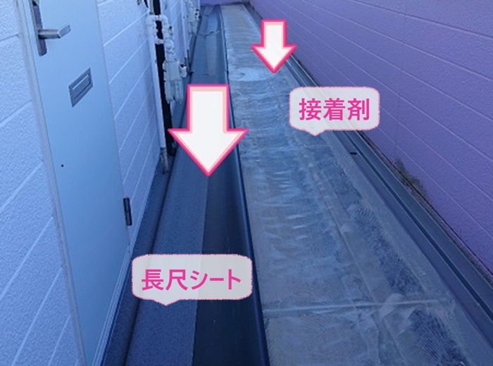 集合住宅の長尺シート貼りでタキロンQAシリーズを半分ずつ貼っている様子