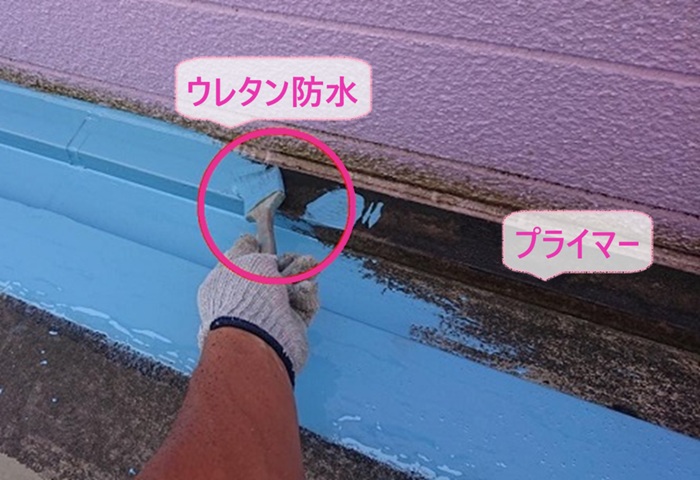 集合住宅の長尺シート貼りで共用廊下の溝にプライマーとウレタン防水を塗っている様子