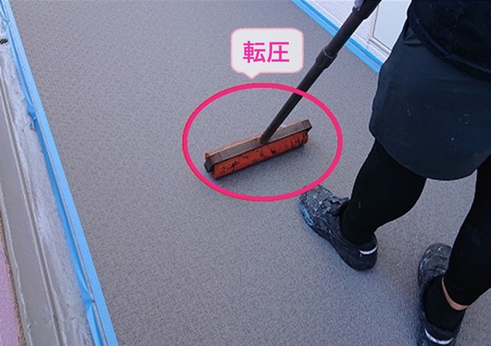 集合住宅の長尺シート貼りでシートをしっかり転圧している様子