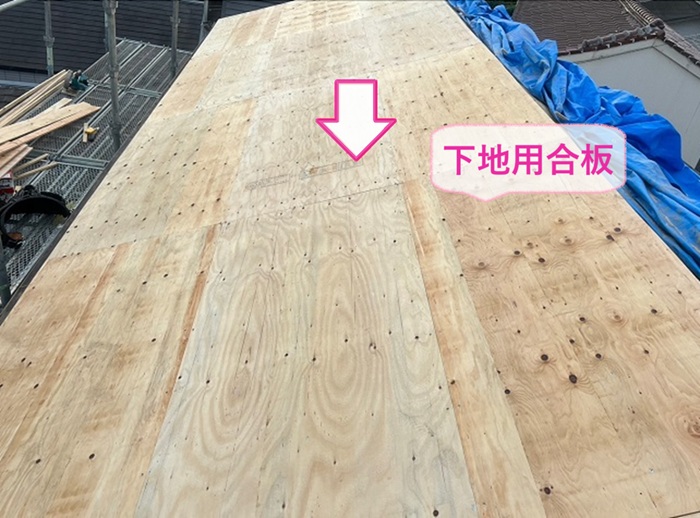 明石市の耐震化を行う安心リフォームで下地用合板を貼っている様子