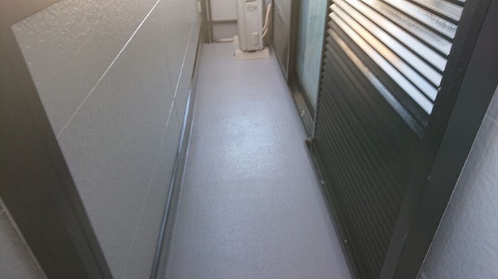 トップコートを塗り替えたベランダ