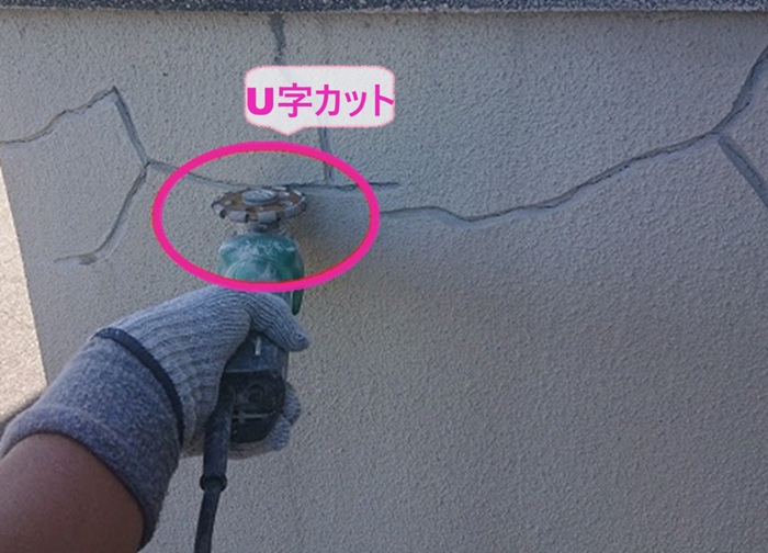 潜り車庫の雨漏り補修で外壁のひび割れにU字カットしている様子