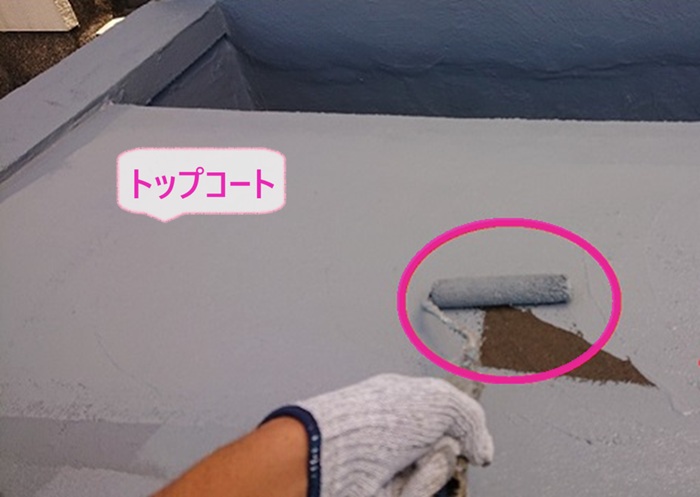 潜り車庫の雨漏り補修でセメントが乾いたらトップコートを塗っている様子