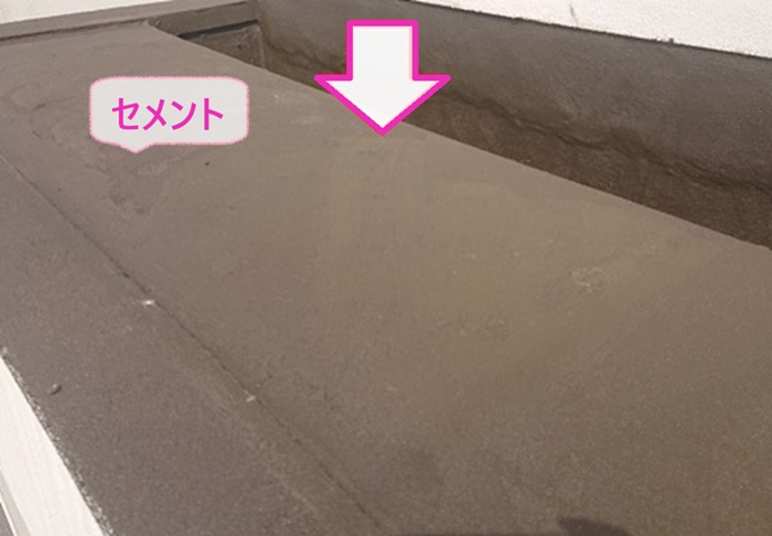 潜り車庫の雨漏り補修でセメント材を塗っている様子