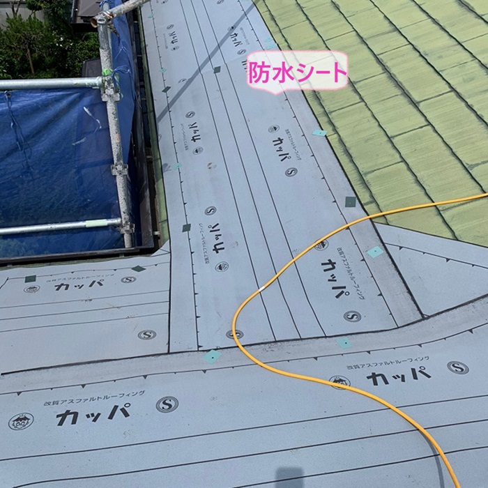三木市の屋根カバー工事で防水シートを貼っている様子