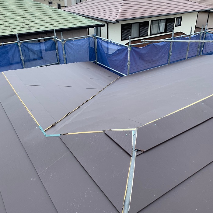 三木市でのカラーベスト屋根カバー工法でIG工業スーパーガルテクトを葺いている様子