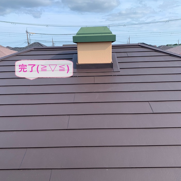 三木市の大和ハウス戸建てで割れやすいスレート屋根にオススメの屋根カバー工事が完了した現場の様子