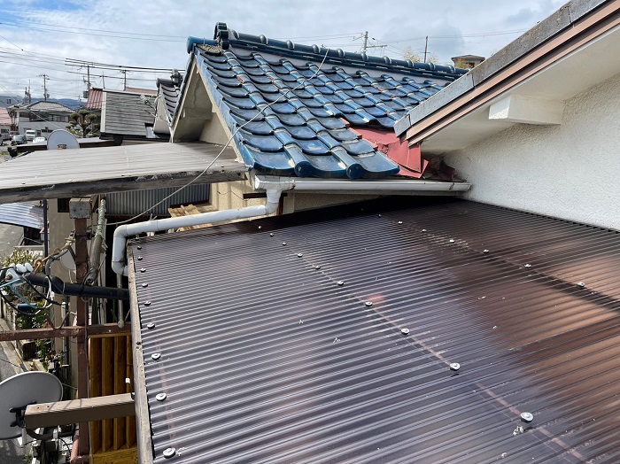 神戸市灘区でベランダ屋根の波板修理を行った後の様子