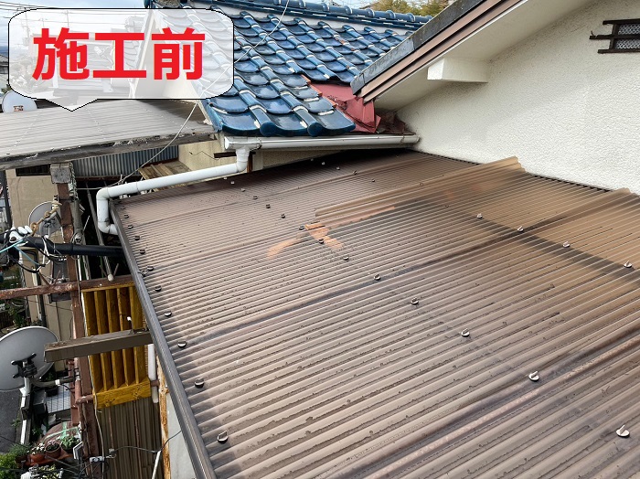 神戸市須磨区でベランダ屋根工事として波板貼り替えを行なう前の様子
