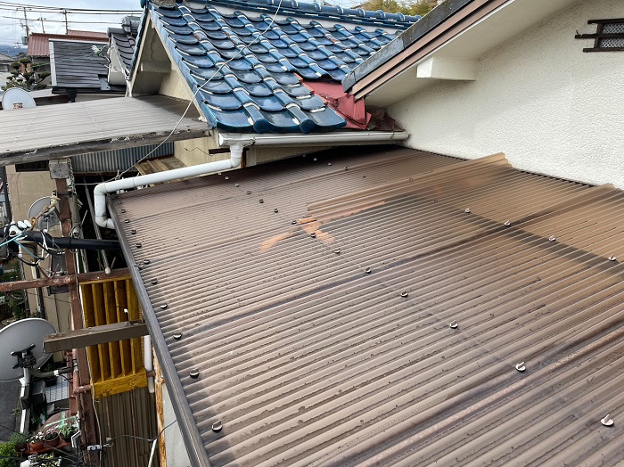 神戸市灘区でステンレス製のフックを用いてバルコニー屋根の波板交換を行う前の様子