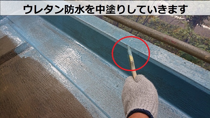 神戸市灘区でウレタン防水密着工法でマンション屋上の雨漏りを解消する現場でウレタン中塗り