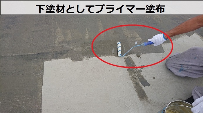 神戸市灘区でウレタン防水密着工法でマンション屋上の雨漏りを解消する現場でプライマー塗布