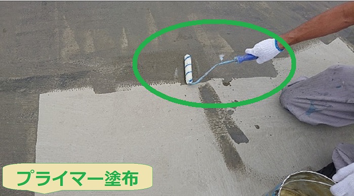 神戸市灘区で面積１００平米集合住宅の陸屋根防水リフォームを行う現場でプライマー塗布