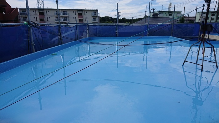 神戸市灘区でウレタン防水密着工法でマンション屋上の雨漏りを解消する現場で中塗り完了
