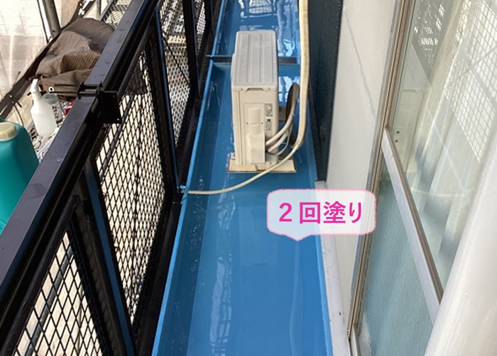 集合住宅のベランダ防水工事で田島製のウレタン塗膜防水を２回塗りしている様子