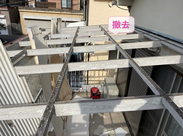神戸市長田区の波板取り替えで既存の波板を全て撤去した様子