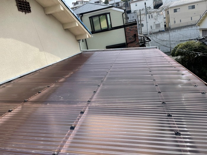神戸市長田区で浮いているポリカ波板を交換した後の様子