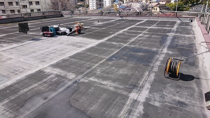神戸市長田区で屋上防水工事を行う現場の様子