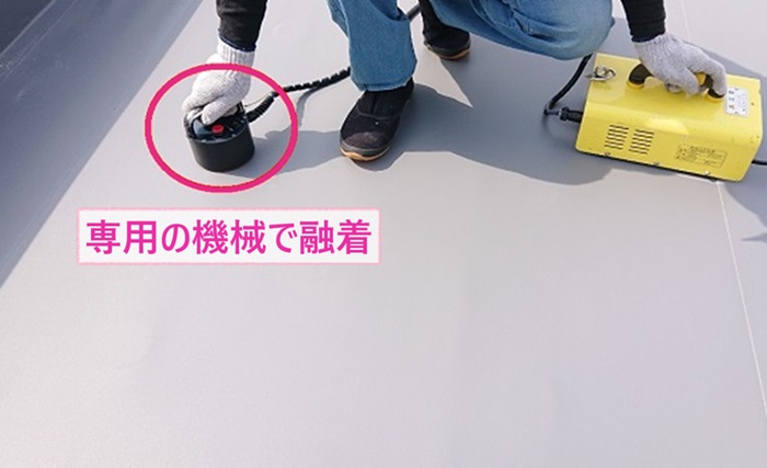 屋上のゴムシート防水貼り替えで田島ビュートップU15を専用の機械でディスクに融着している様子
