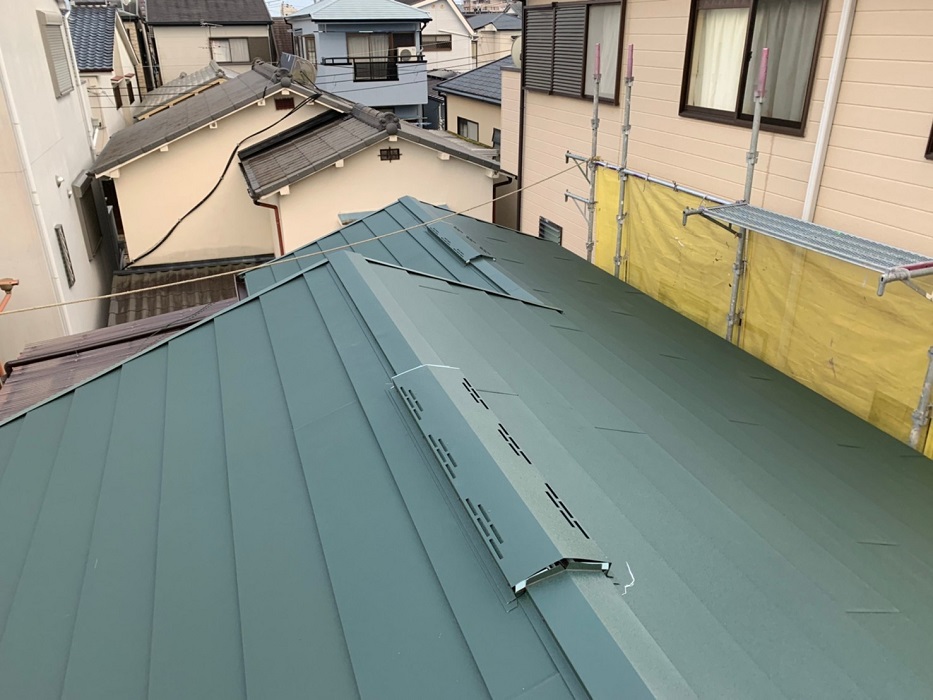 神戸市長田区で屋根葺き替え工事後のガルバリウム鋼板屋根材