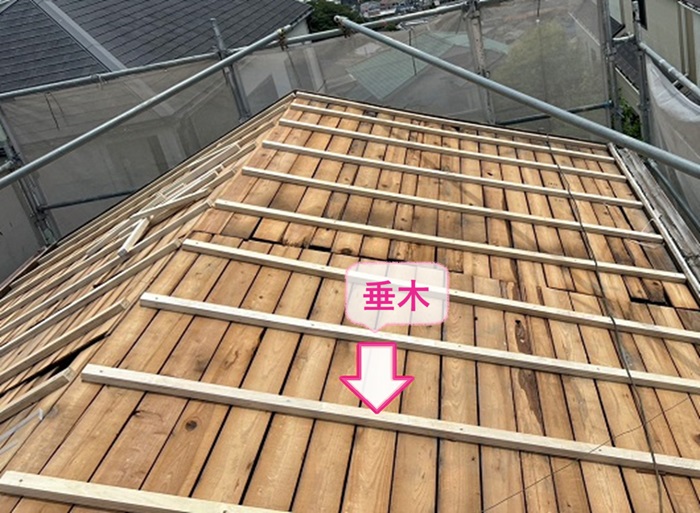 瓦屋根の耐震リフォームで瓦を撤去して垂木を取り付けている様子
