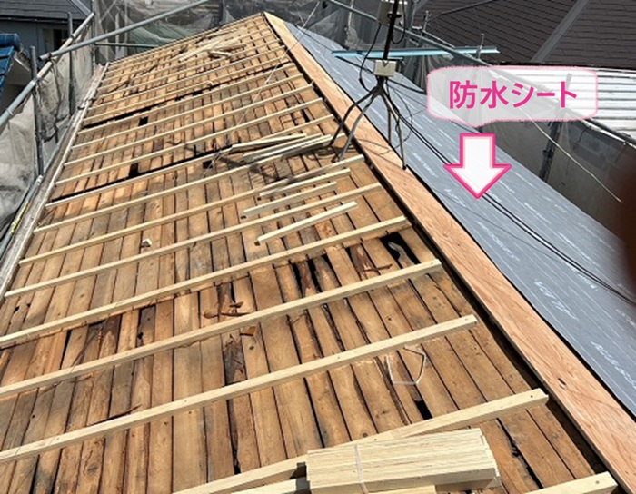 瓦屋根の耐震リフォームで防水シートを貼っている様子