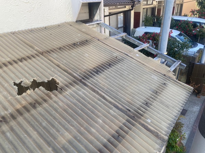 劣化した物置屋根の波板
