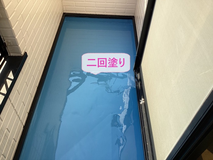 神戸市西区のバルコニーでウレタン防水を2回塗っている様子