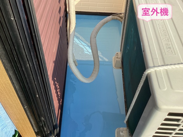 神戸市西区でウレタン防水工事を行うバルコニーに室外機がおいている様子