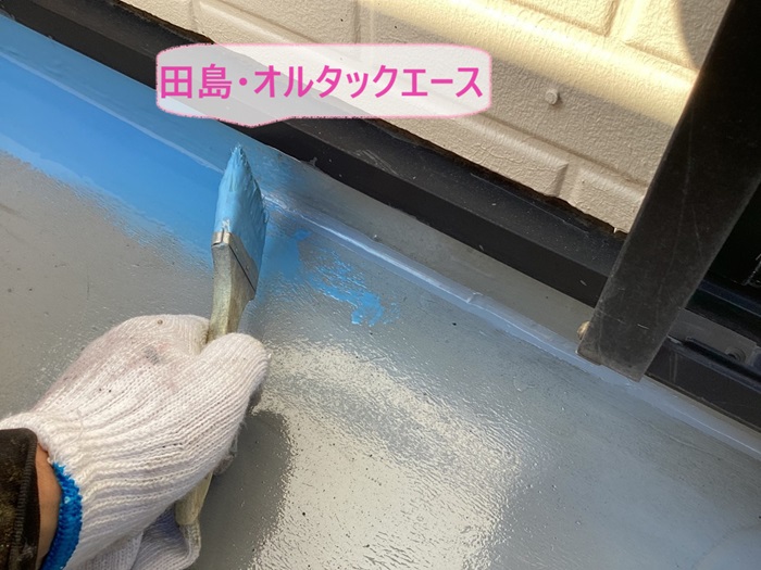 神戸市西区のバルコニーへのウレタン防水工事で田島・オルタックエースを中塗りしている様子